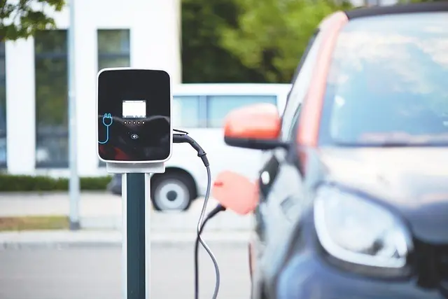 Elektroauto lädt an einer Wallbox