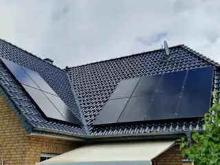 Solarmodule auf dem dunklen Dach