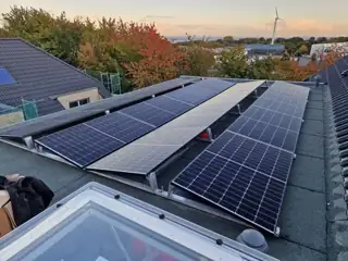 Solarmodule im Sonnenuntergang