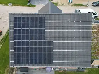 Photovoltaikanlage im Aufbau