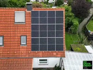 Photovoltaik neben Dachfenstern