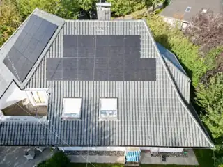 Solarmodule auf dem dunklen Hausdach