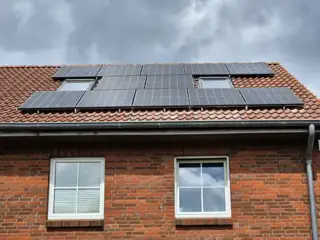 Photovoltaik neben Dachfenstern