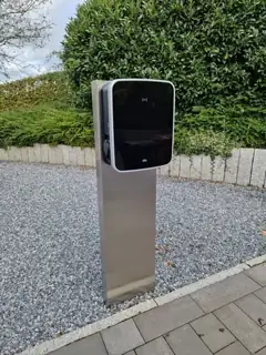 Wallbox auf einer Edelstahlsäule