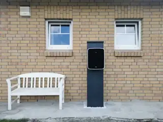 Wallbox vor der Hausfassade