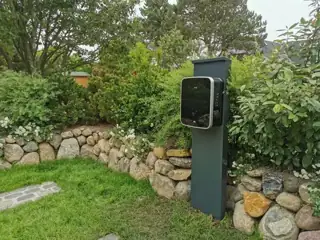 Wallbox an einer Natursteinmauer