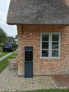 Ladestation am Reetdachhaus