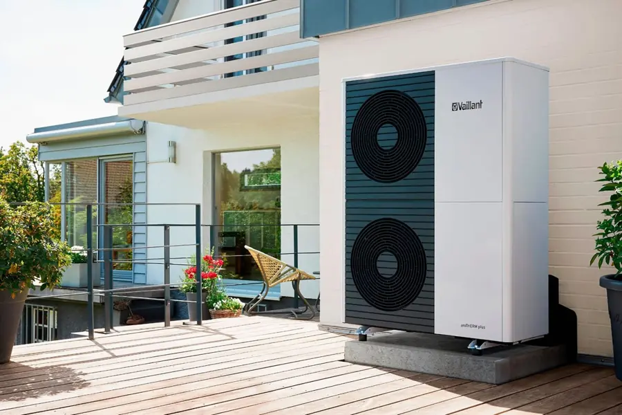 Wärmepumpe vor einem modernen Wohnhaus