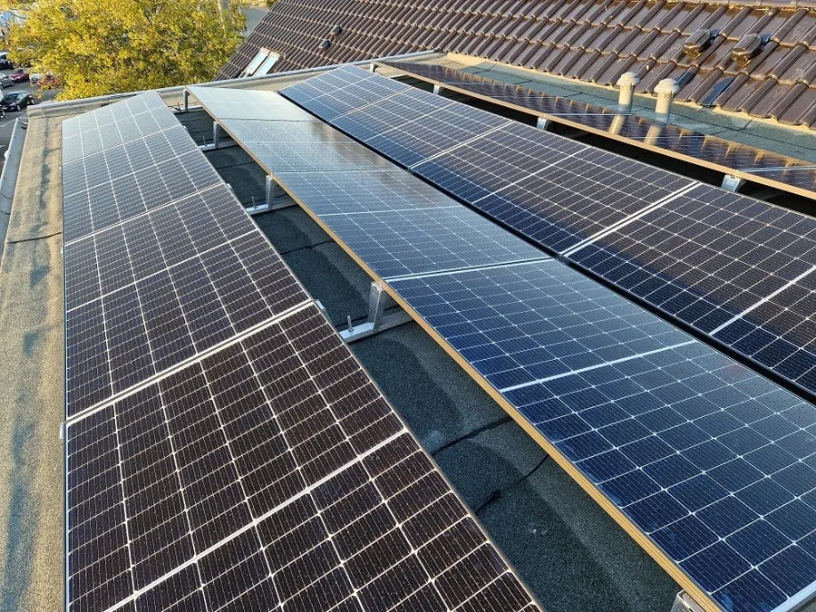 Installierte Solarmodule auf einem Hausdach