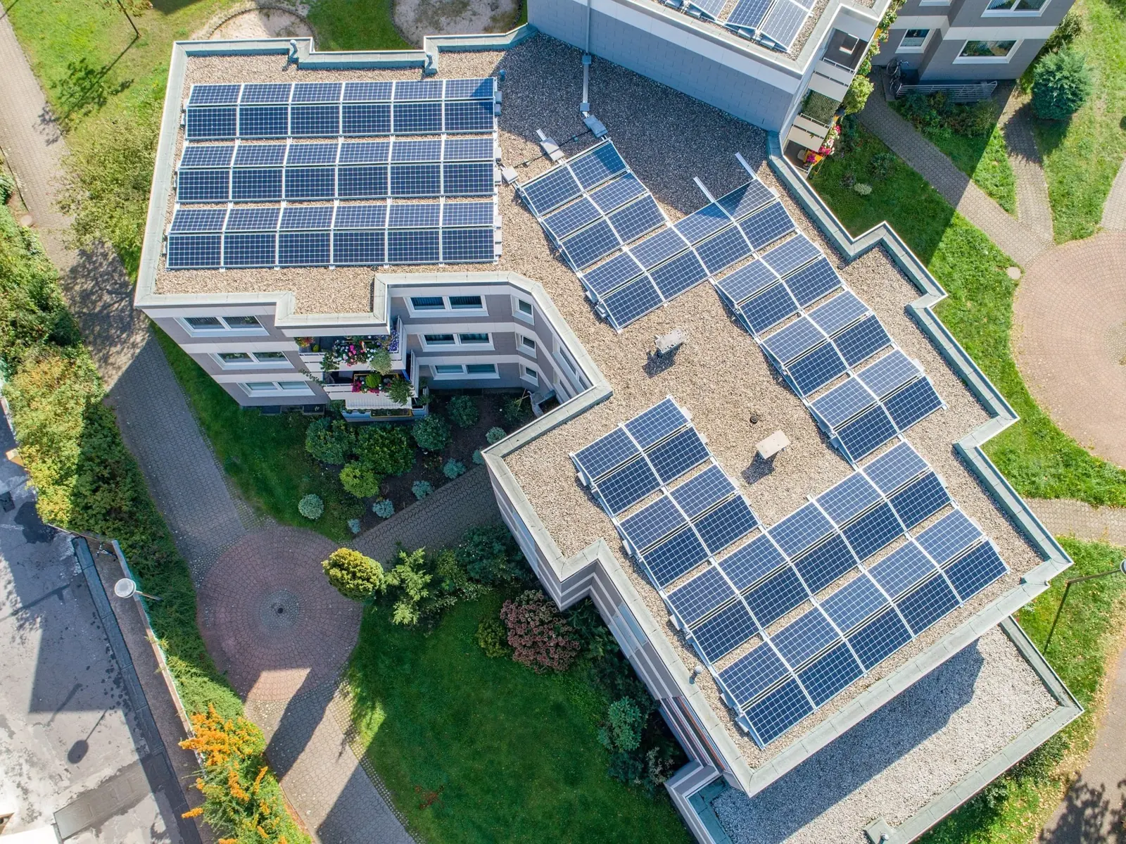 Luftaufnahme eines Gebäudes mit Photovoltaikanlage